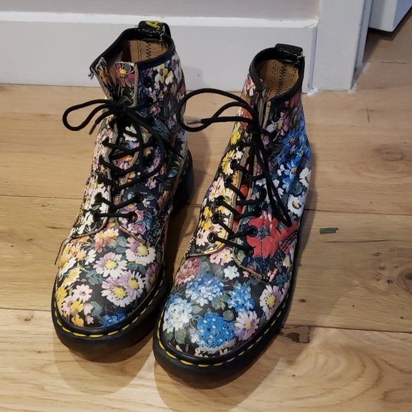 Dr. Martens Shoes - Rare! Vtg 90s Sienna Miller flower print boots 8